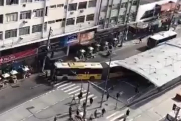 Criminosos usam 13 ônibus e 4 BRTs como barricadas durante operação policial em Madureira; um homem é preso