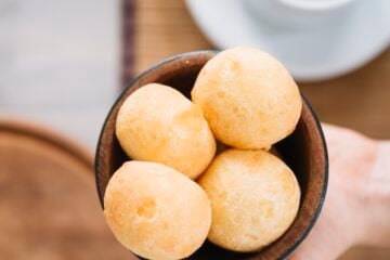 Menina de 9 anos morre depois de comer bolo e pão de queijo em Minas Gerais