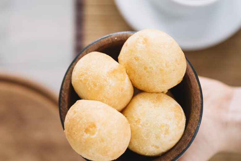 Menina de 9 anos morre depois de comer bolo e pão de queijo em Minas Gerais