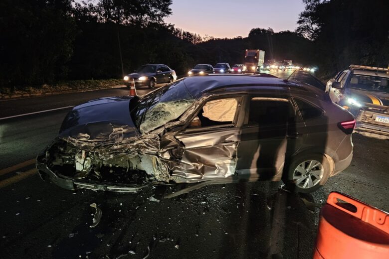 Carro do cantor Fabiano fica destruído em acidente na BR-040