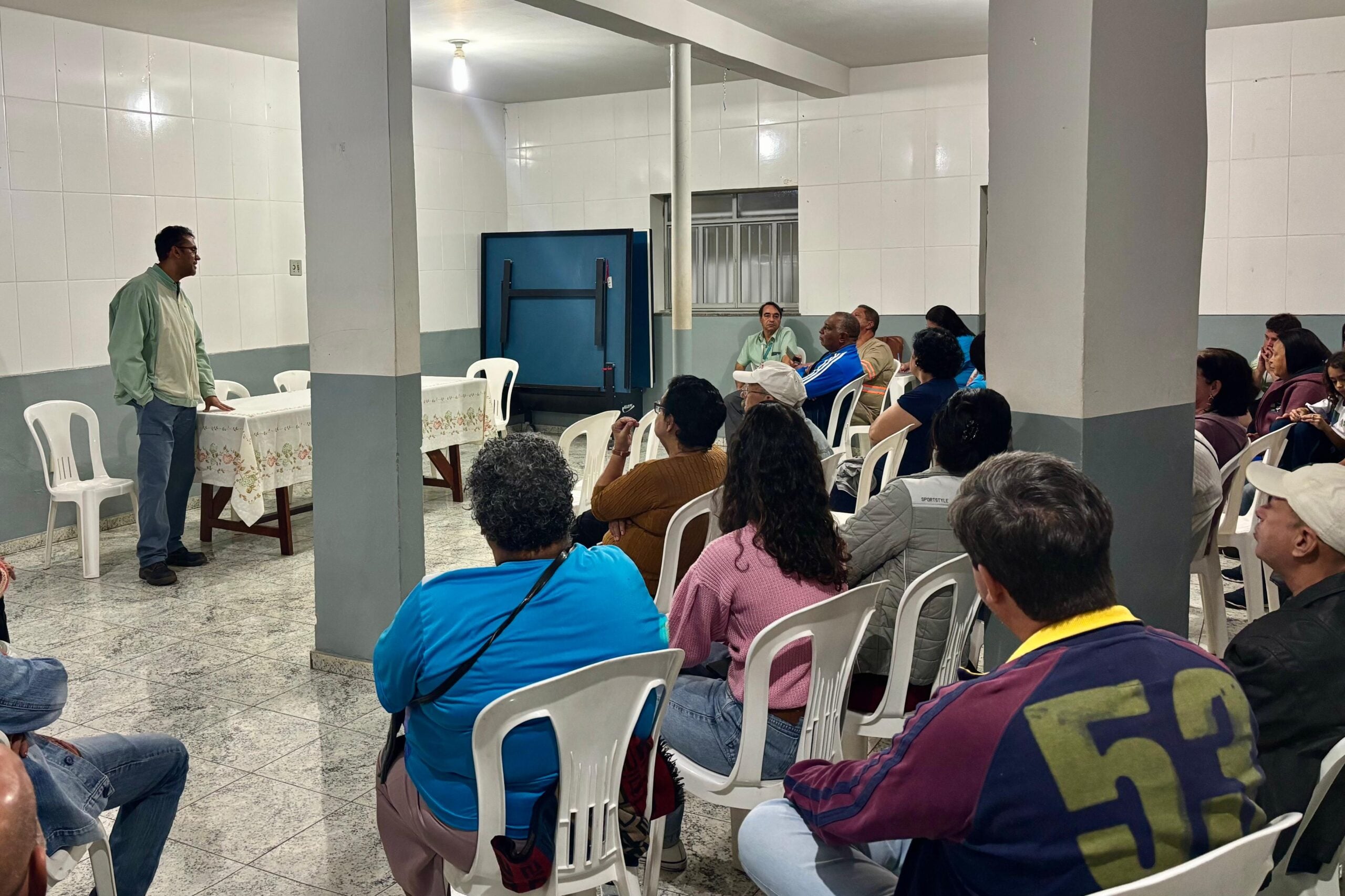 Moradores da Vila Amélia se reúnem com a Vale para cobrar respostas sobre expansão de cava minerária