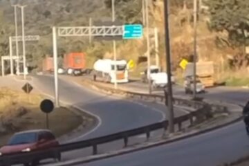 BR-381: carreta entra na contramão no trevo de Ravena, em Sábara