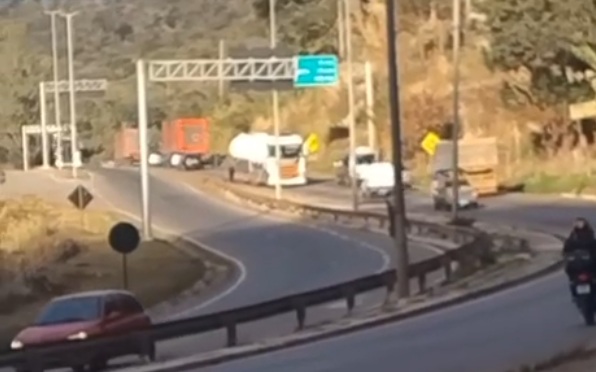 BR-381: carreta entra na contramão no trevo de Ravena, em Sábara