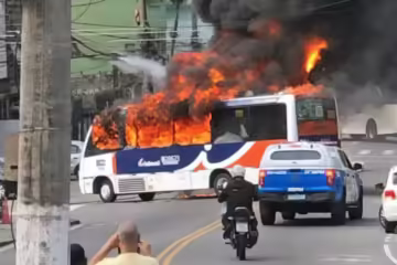 Criminosos usam 12 ônibus como barricadas e incendeiam veículo durante confronto na Ilha do Governador