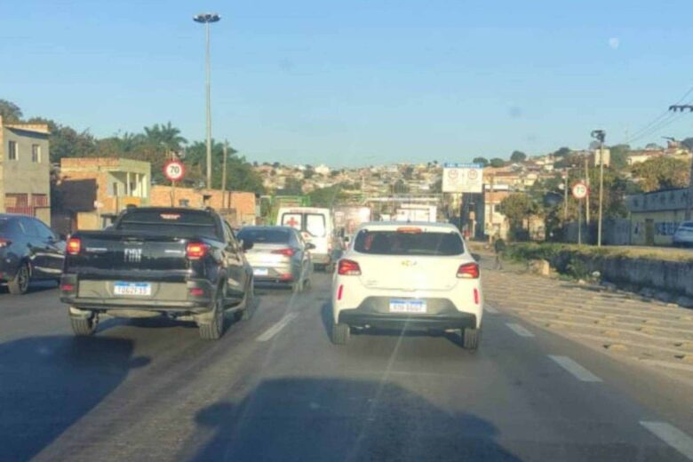 Colisão entre motos no Anel Rodoviário de BH deixa homem ferido; segundo condutor foge do local