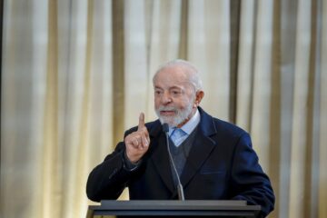 Lula defende moeda do BRICS, anuncia crédito de R$ 30 bi contra tarifas e diz estar aberto ao diálogo com Trump