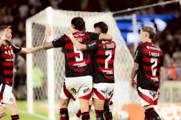 Flamengo atropela o Vitória por 8 a 0 e registra maior goleada da era dos pontos corridos no Brasileirão