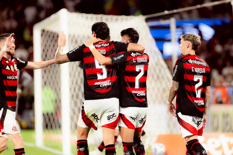 Flamengo atropela o Vitória por 8 a 0 e registra maior goleada da era dos pontos corridos no Brasileirão