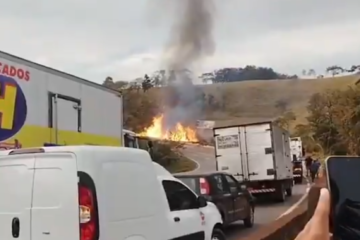 Caminhão-tanque pega fogo e fecha BR-040, em Congonhas