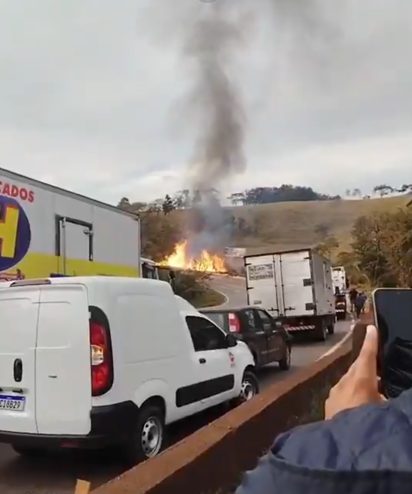 Caminhão-tanque pega fogo e fecha BR-040, em Congonhas