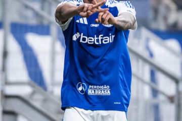 Cruzeiro volta a sorrir no Mineirão e vence o Inter por 2 a1