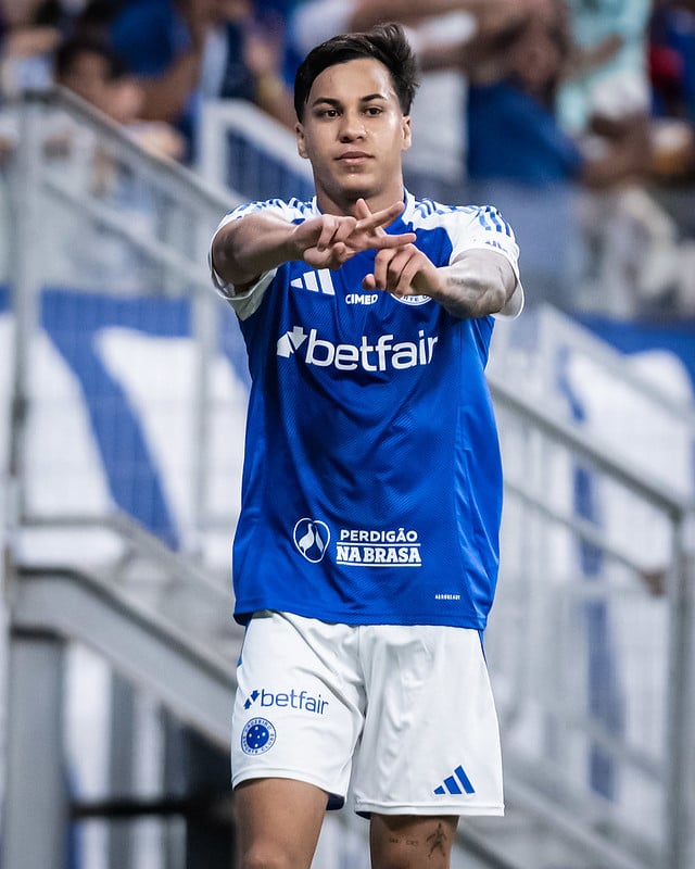 Cruzeiro volta a sorrir no Mineirão e vence o Inter por 2 a1
