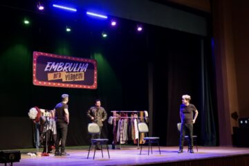Embrulha ao Vivo leva humor ao público no Teatro da FCCDA