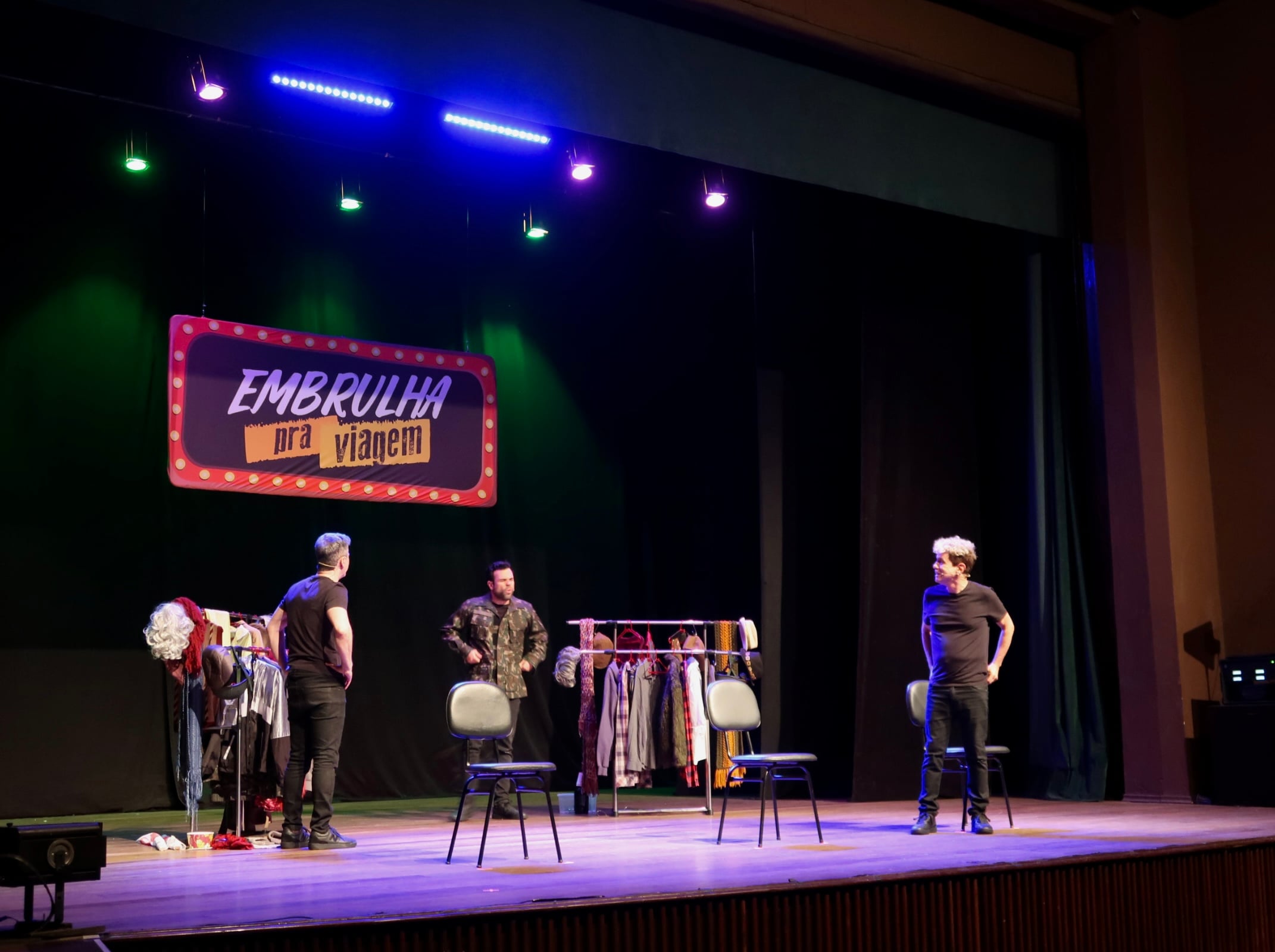 Embrulha ao Vivo leva humor ao público no Teatro da FCCDA