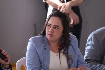 Projeto da vereadora Jordana Madeira prevê notificação por telefone na ausência de água e aguarda segundo turno de votação no Legislativo