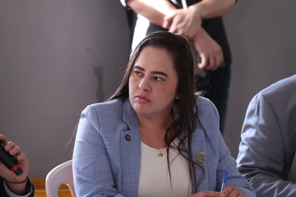 Projeto da vereadora Jordana Madeira prevê notificação por telefone na ausência de água e aguarda segundo turno de votação no Legislativo