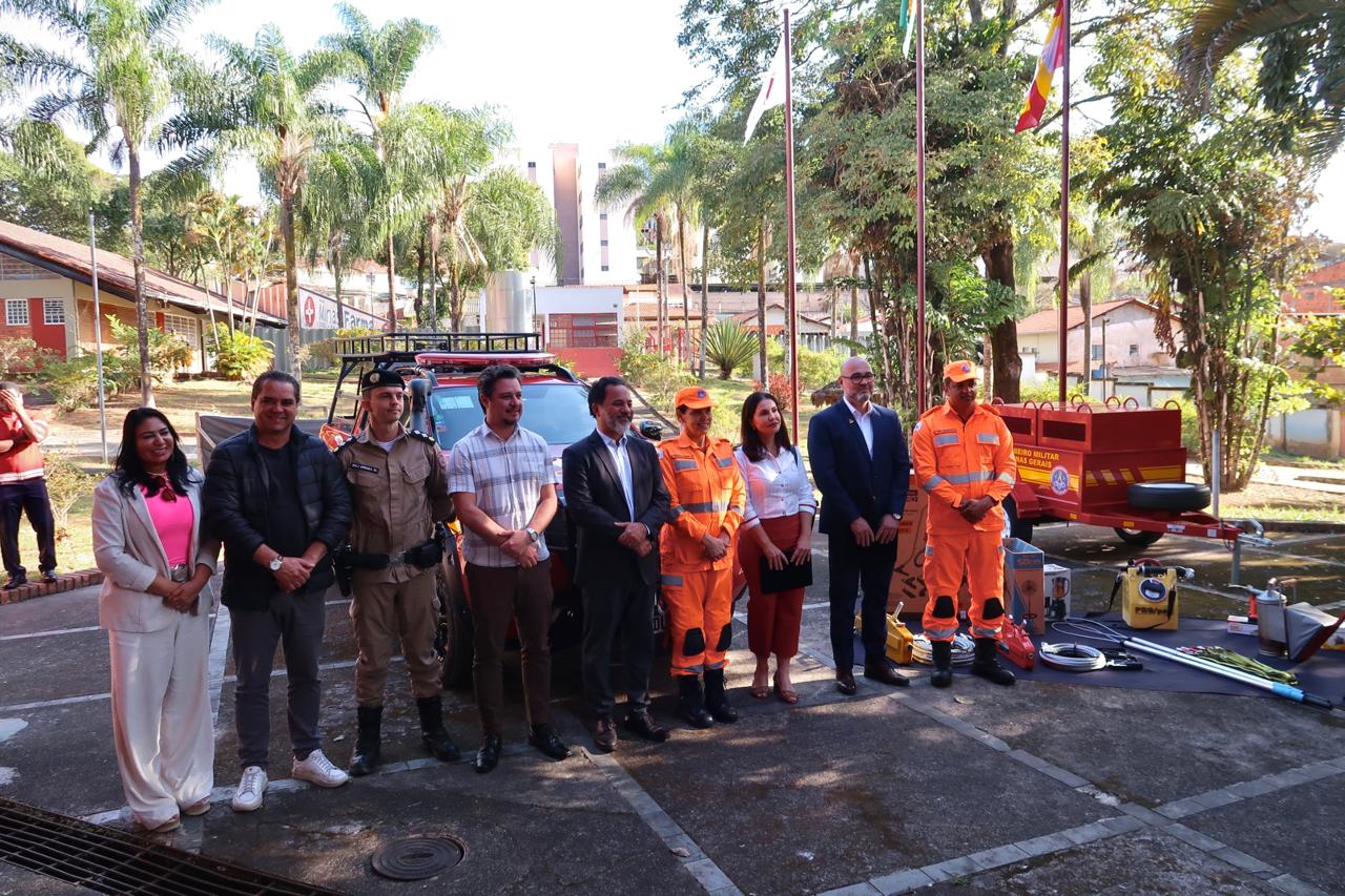 Corpo de Bombeiros de Itabira recebe nova viatura, equipamentos e lança projeto Bombeiro Mirim