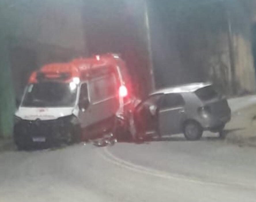 Itabira: mulher embriagada perde controle de veículo e bate em ambulância do Samu