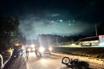 Colisão entre carro e moto deixa passageira ferida na AMG-1210