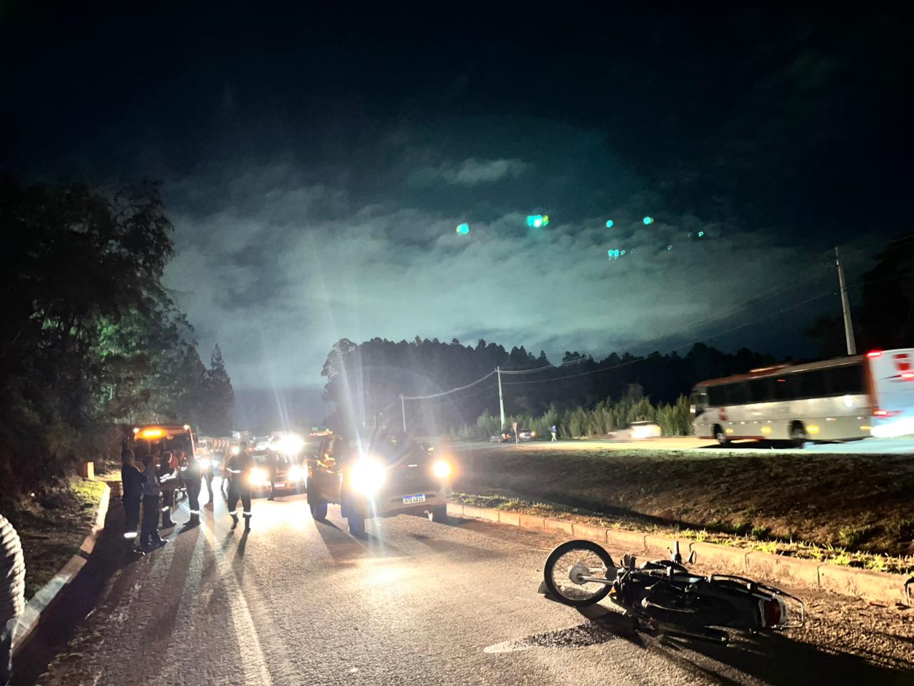 Colisão entre carro e moto deixa passageira ferida na AMG-1210