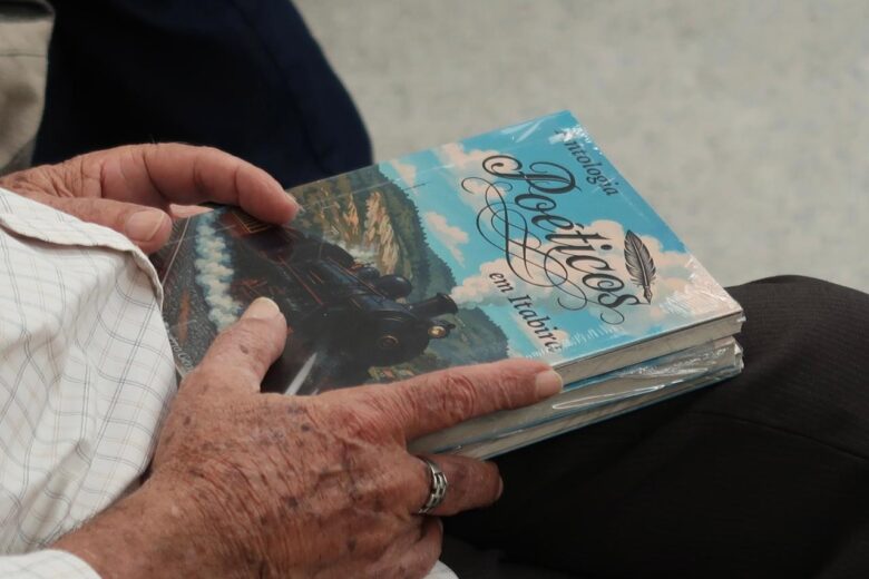 Hora da Poesia lança antologia “Poéticos em Itabira” com autores de várias regiões do país