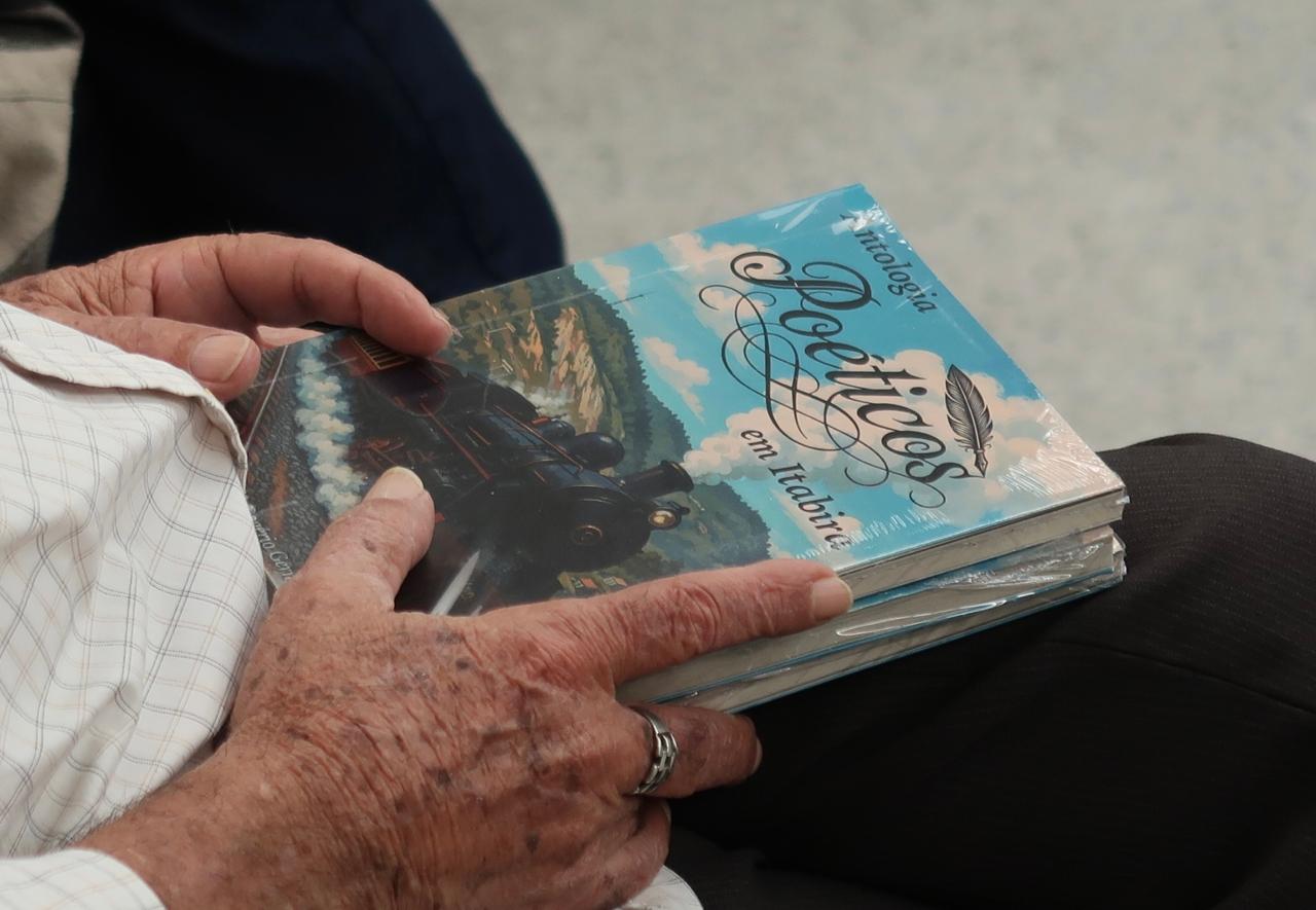 Hora da Poesia lança antologia “Poéticos em Itabira” com autores de várias regiões do país