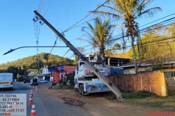 Caminhão derruba poste no bairro Chapada e deixa região sem energia elétrica