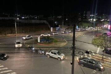 Em manifestação, servidores da Prefeitura de Itabira promovem carreata pelas ruas do Centro 