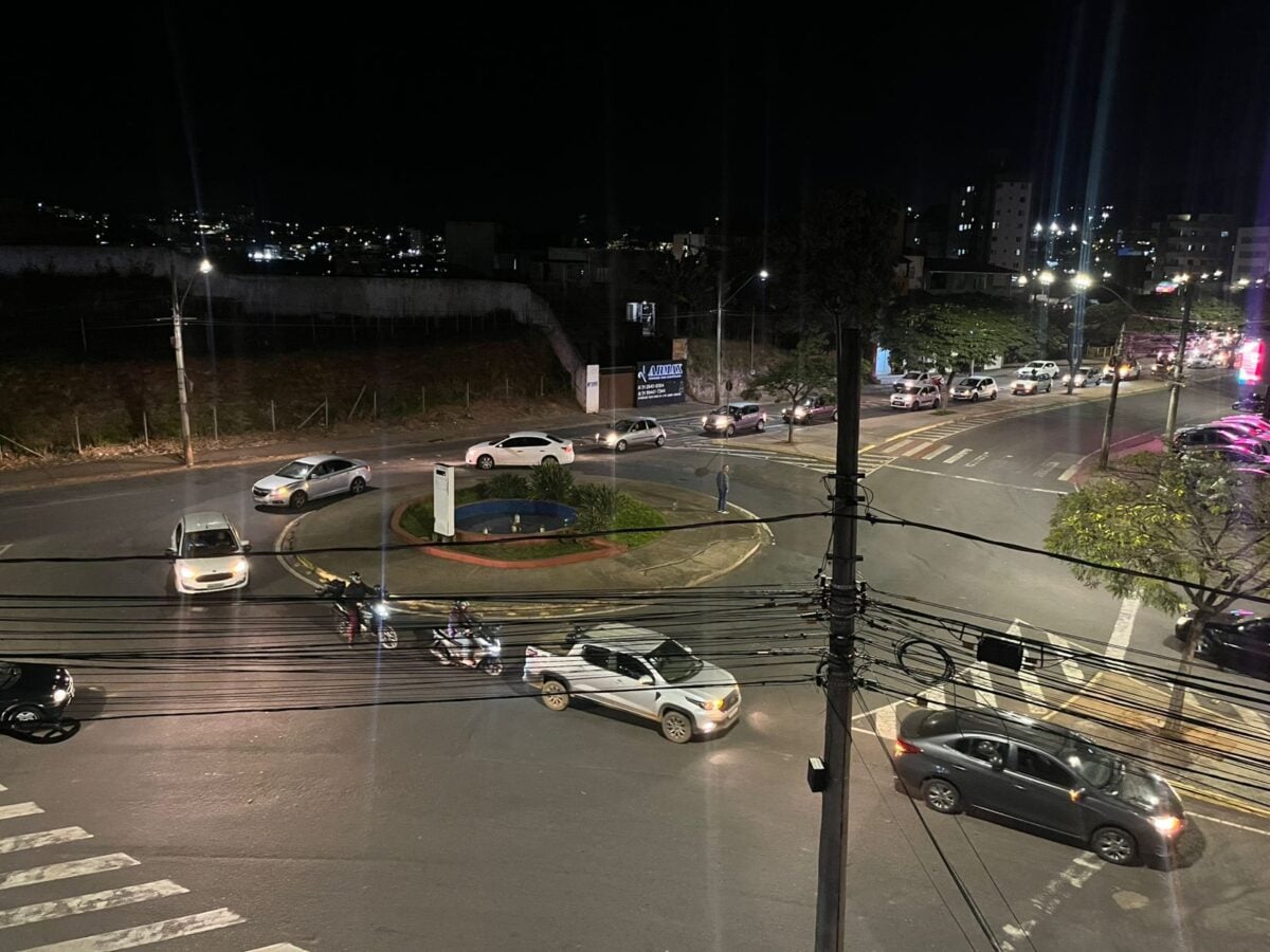 Em manifestação, servidores da Prefeitura de Itabira promovem carreata pelas ruas do Centro 
