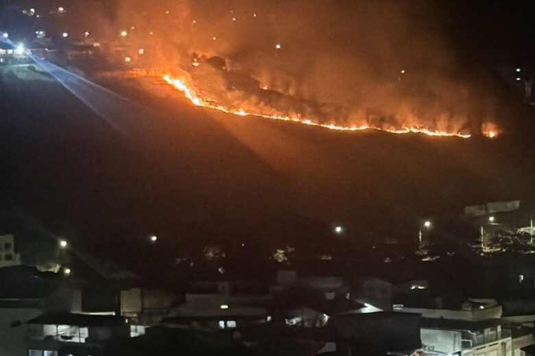 Incêndio atinge mata próxima ao bairro Praia em Itabira