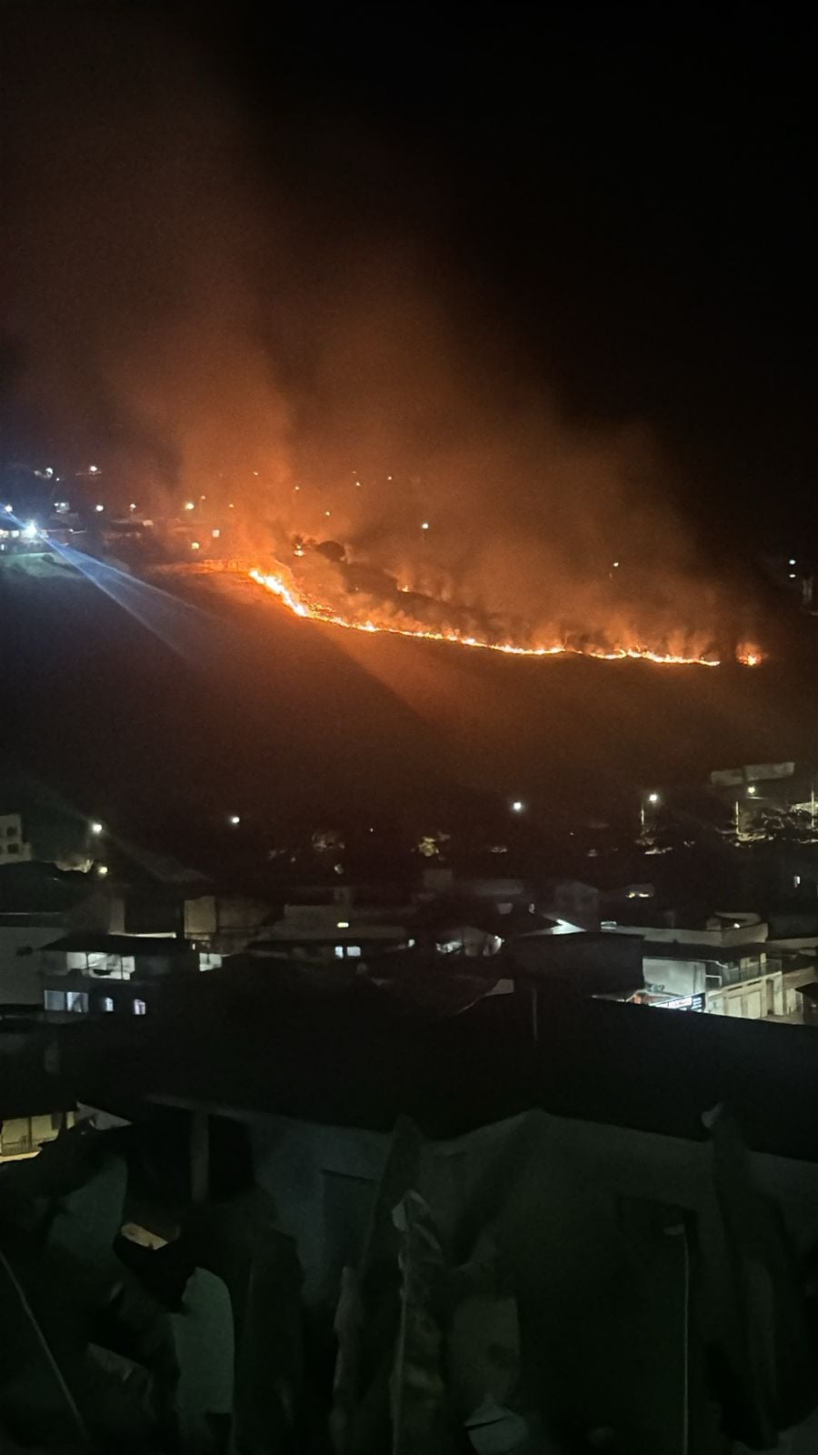 Incêndio atinge mata próxima ao bairro Praia em Itabira