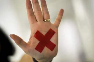 Pesquisa aponta que violência contra a mulher é vista como crime grave, mas agressões psicológicas ainda são naturalizadas