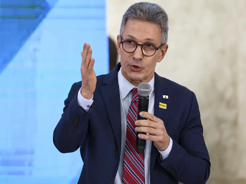 Nikolas Ferreira, Romeu Zema e Flávio Bolsonaro anunciam ações judiciais após desfile com homenagem a Lula na Sapucaí
