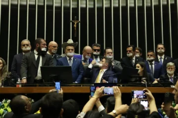 Motta convoca sessão e faz ameaça a deputados da oposição com suspensão de mandato