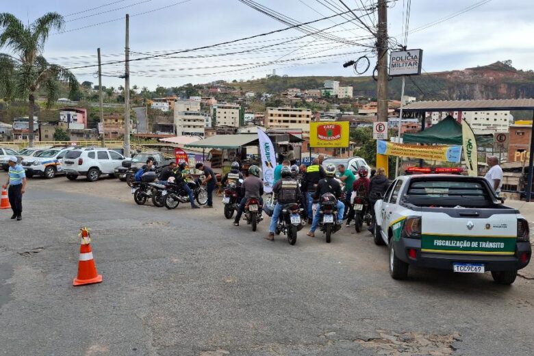 Blitz educativa da Prefeitura de João Monlevade distribui mais de 500 antenas corta-pipa para motociclistas