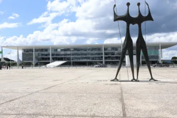 Estudo indica que salário de juízes e políticos brasileiros é 22 vezes maior que renda média do brasileiro