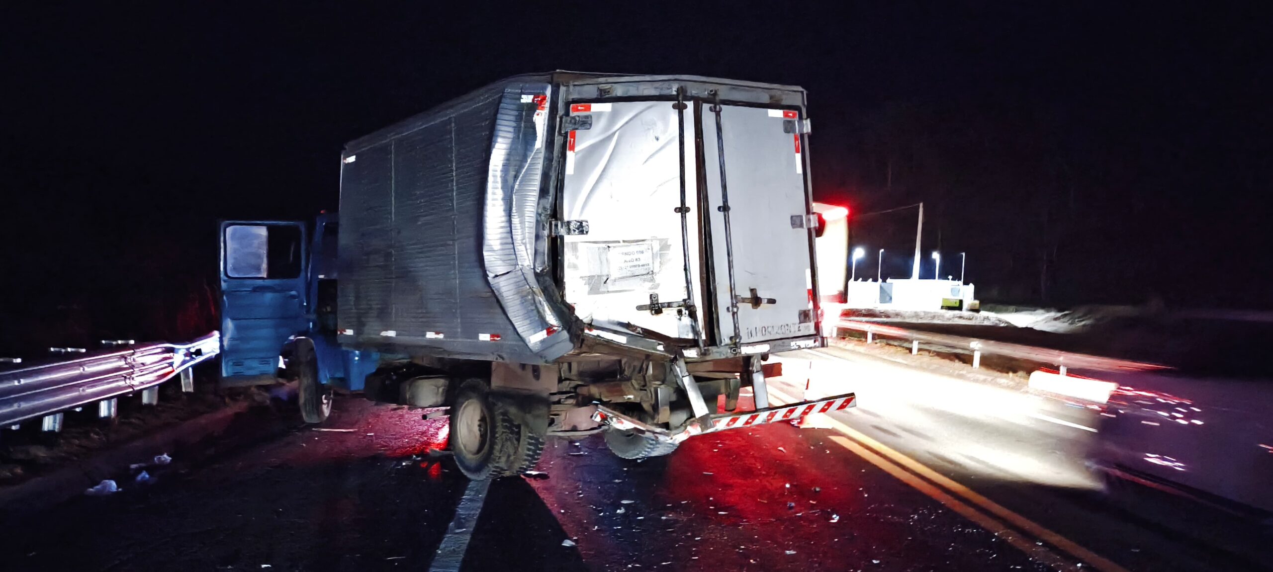 Colisão entre carreta e caminhão deixa feridos na BR-381, em João Monlevade