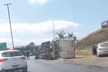 Caminhão tomba na BR-381 e complica trânsito em João Monlevade