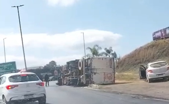 Caminhão tomba na BR-381 e complica trânsito em João Monlevade