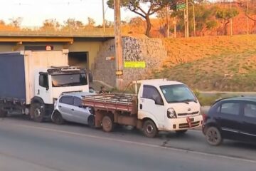 Engavetamento com seis veículos deixa mulher ferida no Anel Rodoviário de Belo Horizonte