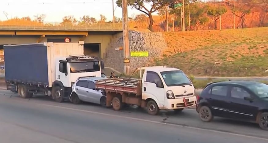 Engavetamento com seis veículos deixa mulher ferida no Anel Rodoviário de Belo Horizonte