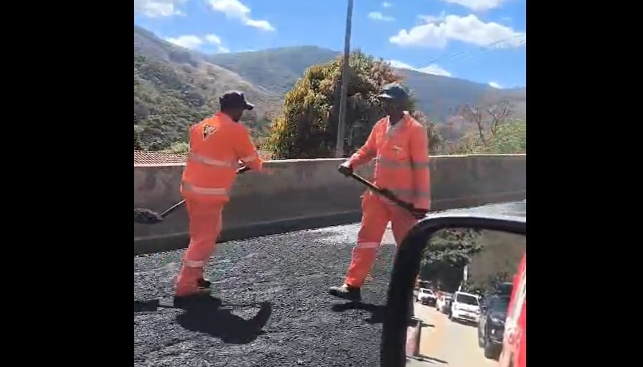 Recapeamento e tapa-buracos são executados na MGC-120, estrada que liga Itabira à Nova Era