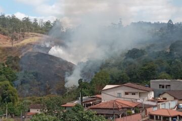 Incêndio atinge área de vegetação entre o bairro Chacrinha e a linha férrea da Vale, em Itabira