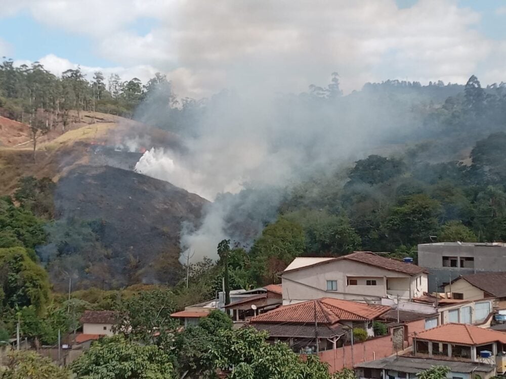 Incêndio atinge área de vegetação entre o bairro Chacrinha e a linha férrea da Vale, em Itabira