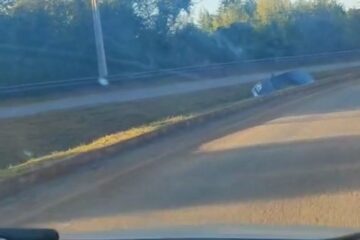 Carro cai em valeta próximo ao Real Campestre, em Itabira