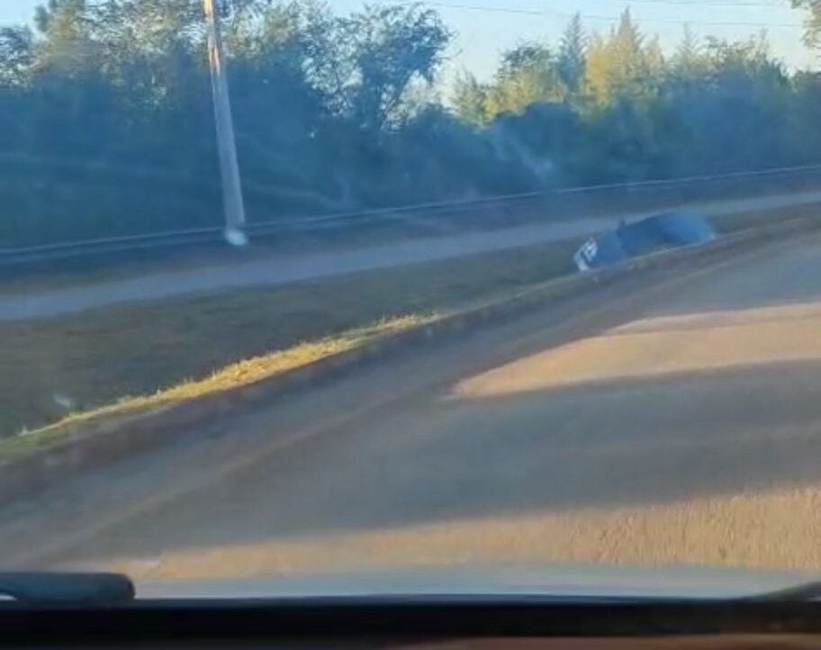 Carro cai em valeta próximo ao Real Campestre, em Itabira