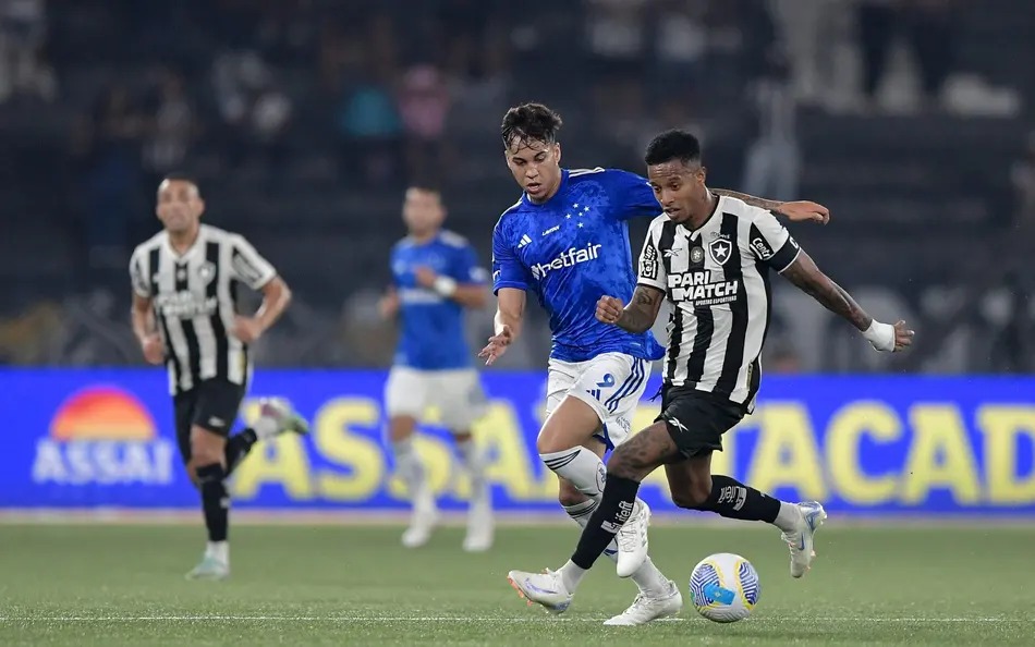 Bola rolando! Cruzeiro e Botafogo se enfrentam no Nilton Santos pela 18ª rodada do Brasileirão; acompanhe a transmissão pela Caraça FM