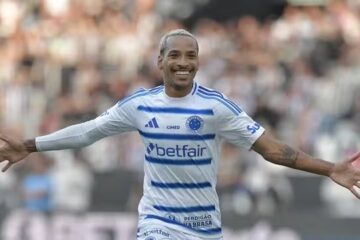 Cruzeiro domina o Botafogo fora de casa, vence por 2 a 0 e reassume a liderança do Brasileirão