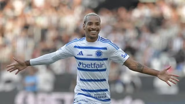 Cruzeiro domina o Botafogo fora de casa, vence por 2 a 0 e reassume a liderança do Brasileirão