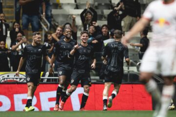 Atlético encerra jejum no Brasileirão e vence o Bragantino por 2 a 1 na Arena MRV